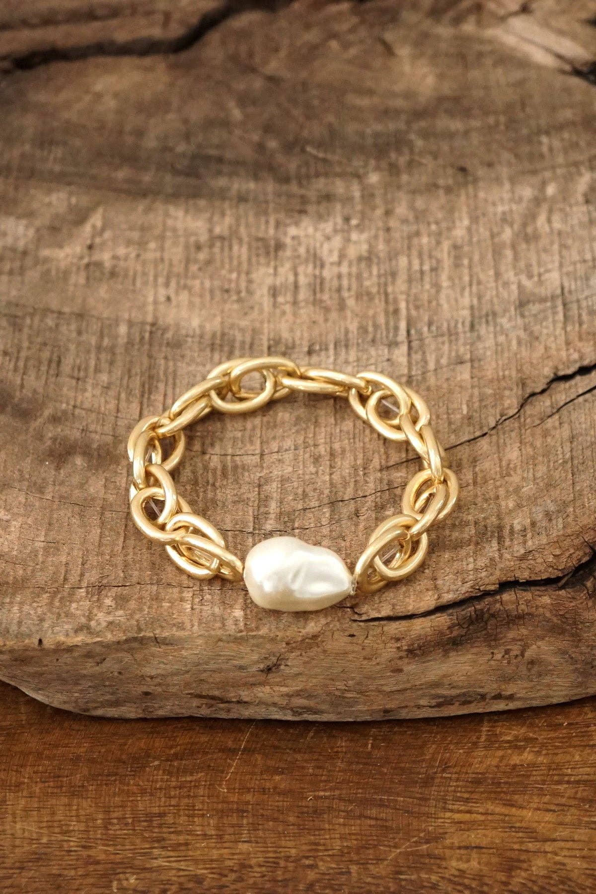Chunky Chain with a Large Pearl Bracelet in Worn Gold